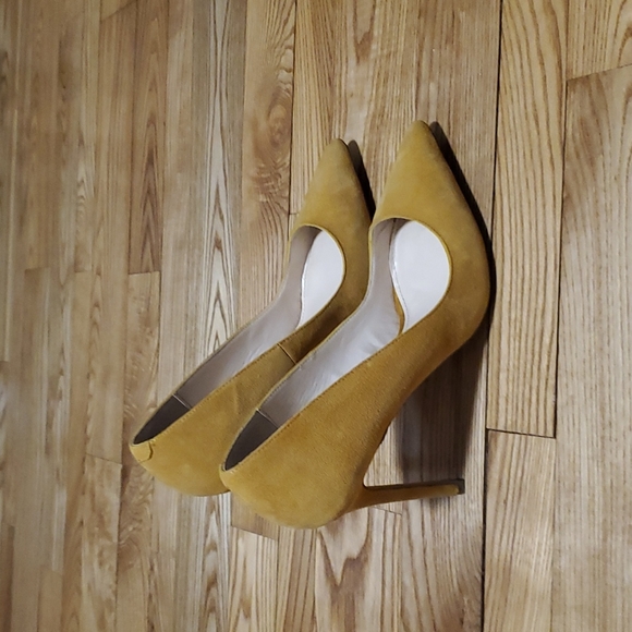 Shoemint Gelareh Suede Pumps - Picture 2 of 6